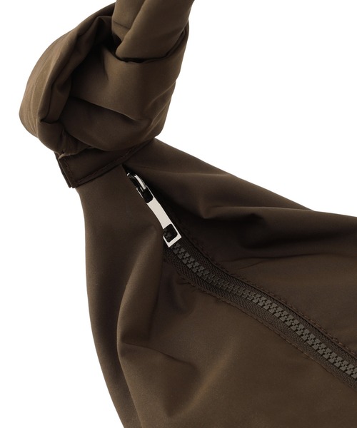 SALON adam et rope'(サロン アダム エ ロペ)の「【WEB限定】撥水ノットショルダーバッグ/ストラップ調節可能(ショルダーバッグ・レディース・ブラウン/ブラック・FREE)」の19枚目の写真