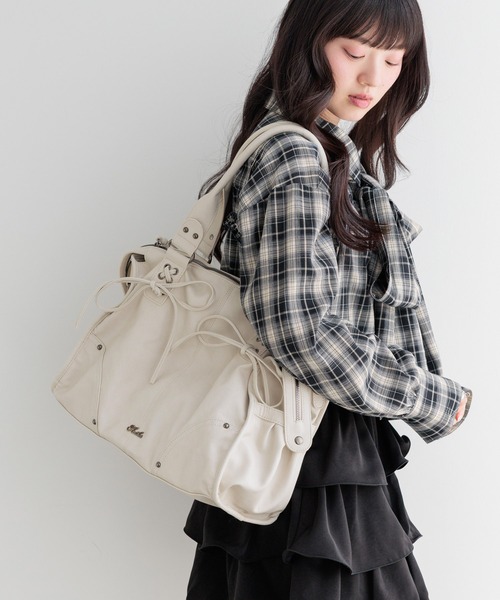 Heather（ヘザー）の「【PC収納可】LACE UP リボンボストンBAG　1044884（トートバッグ・レディース・アイボリー/ブラック/ピンク・ONE SIZE）」の4枚目の写真