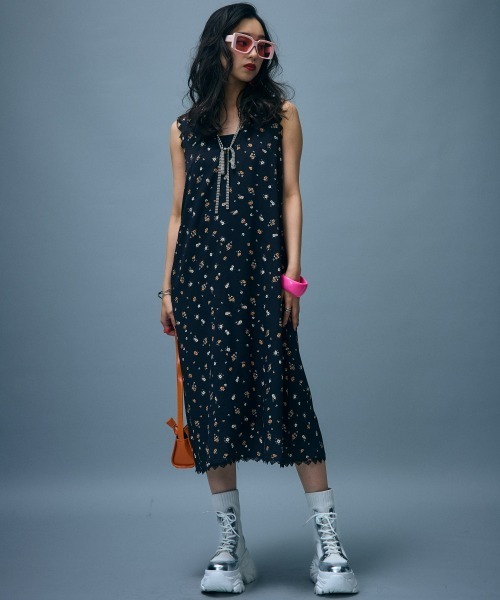 GEVS.（ジェイヴィス）の「Vネックフラワープリントワンピース＜大きいサイズ有＞GEVS.（ワンピース・レディース・ブラック系・M/L/LL/3L/4L/5L）」の2枚目の写真