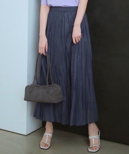 23区 S(ニジュウサンクチイサイサイズ)の「デニムライク プリーツスカート(スカート・レディース・ブラック系/ネイビー系・32)」の2枚目の写真