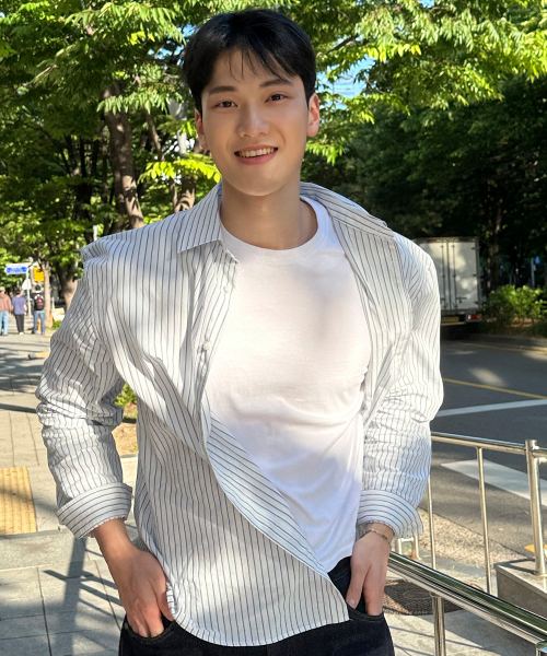MINDBRIDGE（マインドブリッジ）の「[COUTURE]クリス50番手ライトブルーストライプオーバーサイズシャツ（シャツ/ブラウス・メンズ・ライトブルー・100/110/95/105）」の2枚目の写真