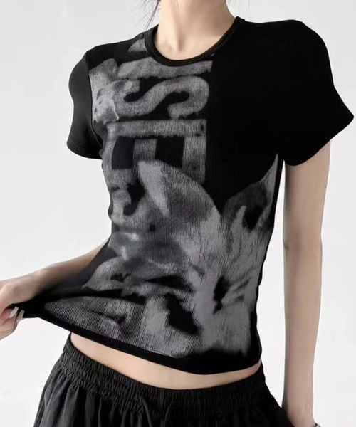 AsheKsha（アシクシャ）の「アルファベットプリントのショート丈スリムフィットTシャツ（Tシャツ/カットソー・レディース・グレー/ホワイト/ブラック/オレンジ・M）」の2枚目の写真