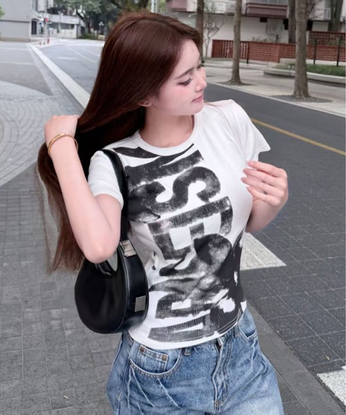 AsheKsha（アシクシャ）の「アルファベットプリントのショート丈スリムフィットTシャツ（Tシャツ/カットソー・レディース・グレー/ホワイト/ブラック/オレンジ・M）」の6枚目の写真