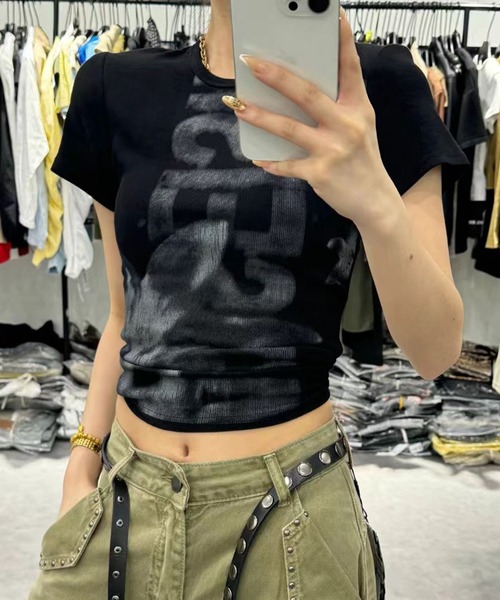 AsheKsha（アシクシャ）の「アルファベットプリントのショート丈スリムフィットTシャツ（Tシャツ/カットソー・レディース・グレー/ホワイト/ブラック/オレンジ・M）」の7枚目の写真