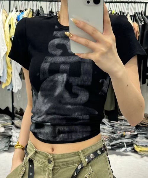 AsheKsha（アシクシャ）の「アルファベットプリントのショート丈スリムフィットTシャツ（Tシャツ/カットソー・レディース・グレー/ホワイト/ブラック/オレンジ・M）」の8枚目の写真