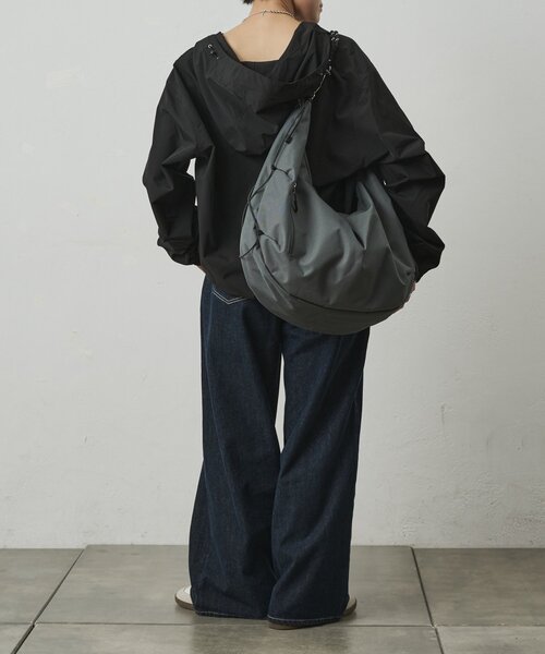 COLONY 2139(コロニートゥーワンスリーナイン)の「【UNISEX】撥水マルチハンドルラージバッグ(ショルダーバッグ・メンズ・ブラック/グレー・FREE)」の4枚目の写真