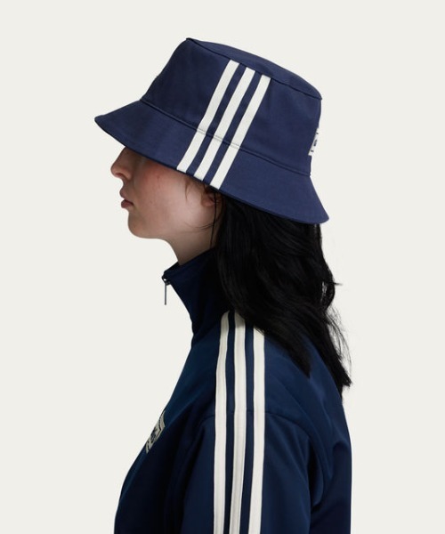 adidas(アディダス)の「adidas Originals × Oasis バケットハット / アディダスオリジナルス(ハット・メンズ・ブルー系その他・X-LARGE/S/LARGE)」の3枚目の写真