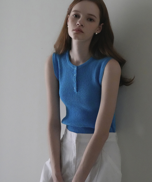 VLETI（ブレッティ）の「Round Button Knit Sleeveless (Blue)（ニット/セーター・レディース・ブルー・FREE）」の2枚目の写真