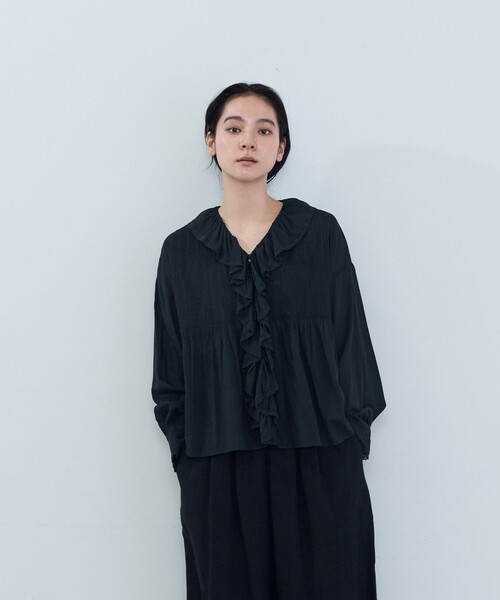 ADIEU TRISTESSE(アデュートリステス)の「《石上美津江さんコラボ》インドコットンフリルブラウス(シャツ/ブラウス・レディース・オフホワイト/ブラック・38)」の2枚目の写真