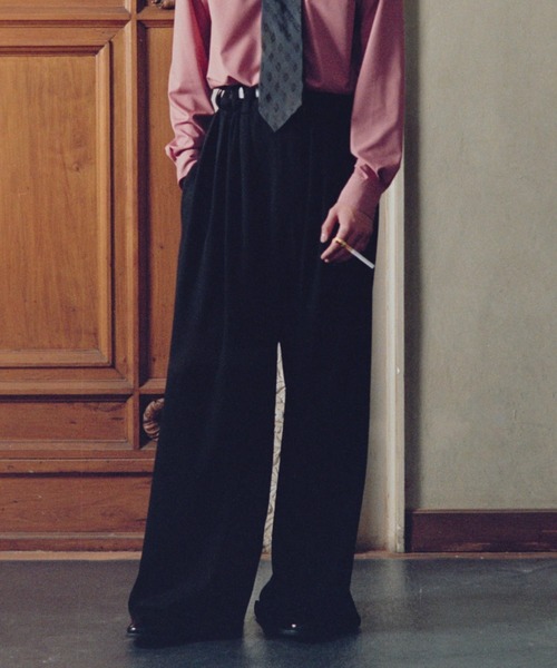 SOSHIOTSUKI(ソウシオオツキ)の「DOUBLE INVERTED TUCK TROUSERS(スラックス・メンズ・ブラック/グレー/ストライプ・48/46)」の1枚目の写真