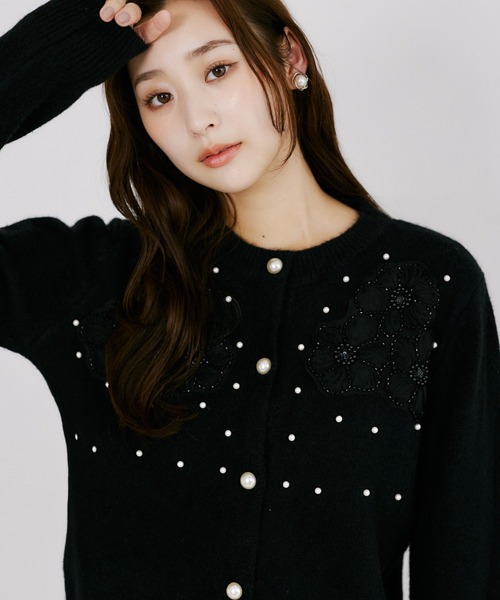 tocco closet（トッコ　クローゼット）の「パール＆立体フラワー付きニットカーディガン（ニット/セーター・レディース・ブラック/グレー/アイボリー・M）」の2枚目の写真