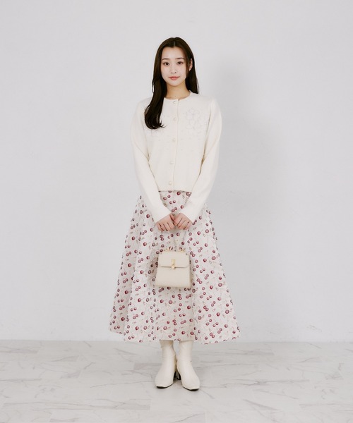 tocco closet（トッコ　クローゼット）の「パール＆立体フラワー付きニットカーディガン（ニット/セーター・レディース・ブラック/グレー/アイボリー・M）」の4枚目の写真