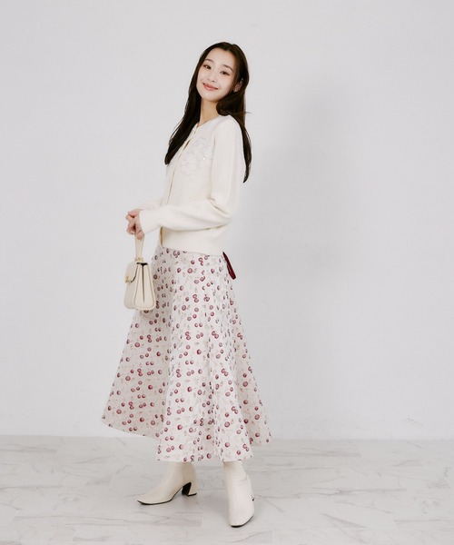 tocco closet（トッコ　クローゼット）の「パール＆立体フラワー付きニットカーディガン（ニット/セーター・レディース・ブラック/グレー/アイボリー・M）」の5枚目の写真
