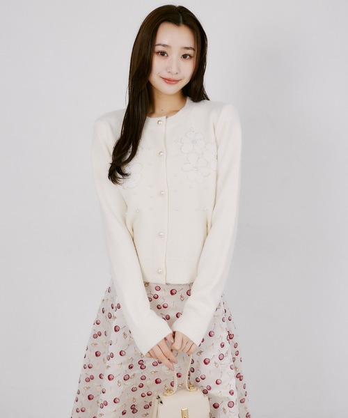 tocco closet（トッコ　クローゼット）の「パール＆立体フラワー付きニットカーディガン（ニット/セーター・レディース・ブラック/グレー/アイボリー・M）」の6枚目の写真