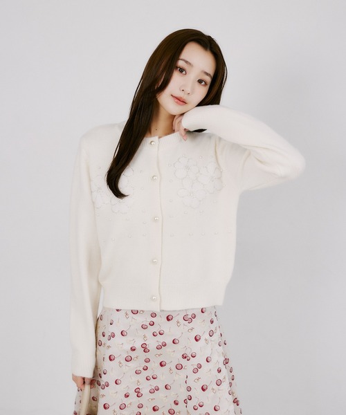 tocco closet（トッコ　クローゼット）の「パール＆立体フラワー付きニットカーディガン（ニット/セーター・レディース・ブラック/グレー/アイボリー・M）」の7枚目の写真