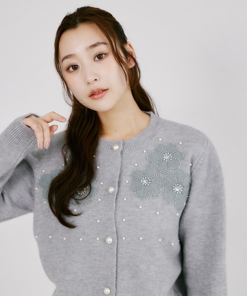 tocco closet（トッコ　クローゼット）の「パール＆立体フラワー付きニットカーディガン（ニット/セーター・レディース・ブラック/グレー/アイボリー・M）」の19枚目の写真