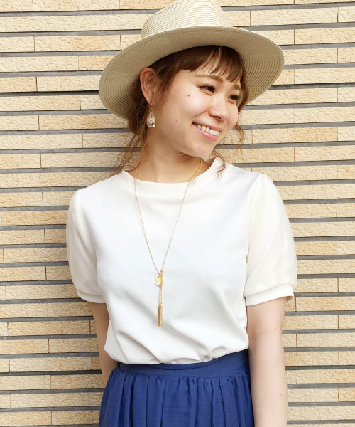 mysty woman（ミスティウーマン）の「チュールパフスリーブネックレス付プルオーバー（Tシャツ/カットソー・レディース・オフホワイト/ブラック/ライトブルー/ピンクベージュ・FREE）」の2枚目の写真