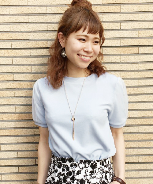 mysty woman（ミスティウーマン）の「チュールパフスリーブネックレス付プルオーバー（Tシャツ/カットソー・レディース・オフホワイト/ブラック/ライトブルー/ピンクベージュ・FREE）」の4枚目の写真