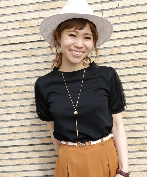 mysty woman（ミスティウーマン）の「チュールパフスリーブネックレス付プルオーバー（Tシャツ/カットソー・レディース・オフホワイト/ブラック/ライトブルー/ピンクベージュ・FREE）」の3枚目の写真