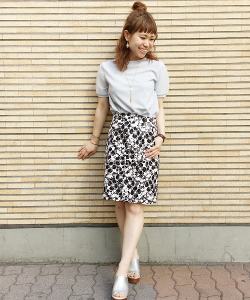 mysty woman（ミスティウーマン）の「チュールパフスリーブネックレス付プルオーバー（Tシャツ/カットソー・レディース・オフホワイト/ブラック/ライトブルー/ピンクベージュ・FREE）」の14枚目の写真