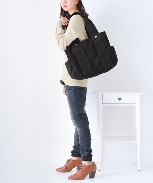 osharewalker(オシャレウォーカー)の「風合いキャンバスBIGトートバッグ(トートバッグ・レディース・チェリーピンク/ブラック/グレイッシュベージュ/カーキ/ライラック/ネイビー/アイボリー/スモークピンク/ブルーグリーン/レッド/ダークベージュ/グリーン/モカ/パープル・FREE)」の3枚目の写真