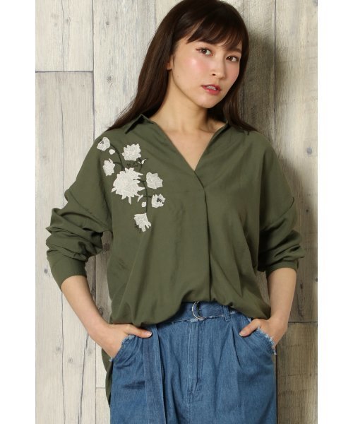 VENCEEXCHANGE（ヴァンスエクスチェンジ）の「刺繍シャツ               （シャツ/ブラウス・レディース・オリーブ/オフホワイト/オレンジ・MEDIUM）」の3枚目の写真