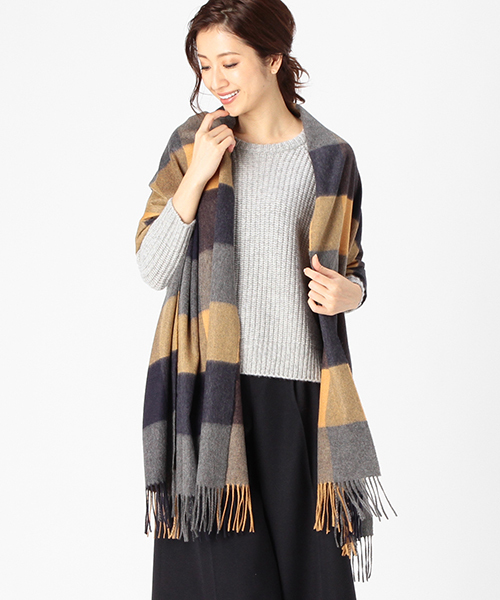 Johnstons of Elgin（ジョンストンズオブエルガン）の「【予約】Johnstons / チェックカシミヤ ビッグストール（ストール/ショール・レディース・ブラウン/レッド/グリーン系その他/ブルー系その他/ブラック/イエロー/グレー/ブルー/グリーン/ネイビー/チャコールグレー/ブラウン系その他/ダークグリーン・ONE SIZE）」の6枚目の写真