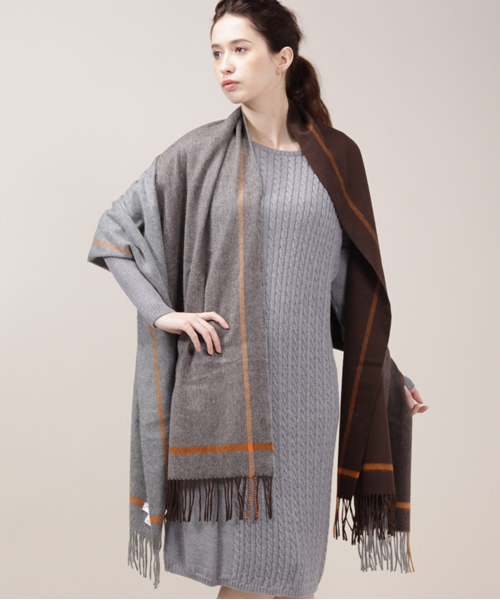 Johnstons of Elgin（ジョンストンズオブエルガン）の「【予約】Johnstons / チェックカシミヤ ビッグストール（ストール/ショール・レディース・ブラウン/レッド/グリーン系その他/ブルー系その他/ブラック/イエロー/グレー/ブルー/グリーン/ネイビー/チャコールグレー/ブラウン系その他/ダークグリーン・ONE SIZE）」の5枚目の写真