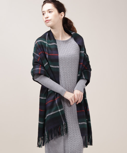 Johnstons of Elgin（ジョンストンズオブエルガン）の「【予約】Johnstons / チェックカシミヤ ビッグストール（ストール/ショール・レディース・ブラウン/レッド/グリーン系その他/ブルー系その他/ブラック/イエロー/グレー/ブルー/グリーン/ネイビー/チャコールグレー/ブラウン系その他/ダークグリーン・ONE SIZE）」の10枚目の写真
