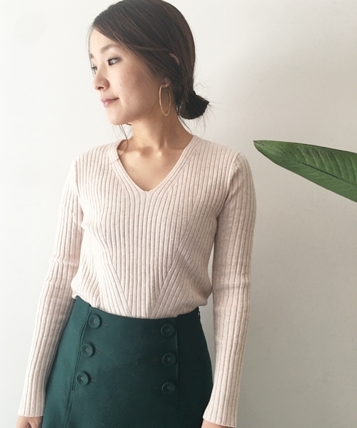 Banner Barrett(バナーバレット)の「FINE GAUGE V-NECK PULL OVER(ニット/セーター・レディース・ホワイト/グリーン/イエロー/ブラック/ラベンダー・38)」の2枚目の写真