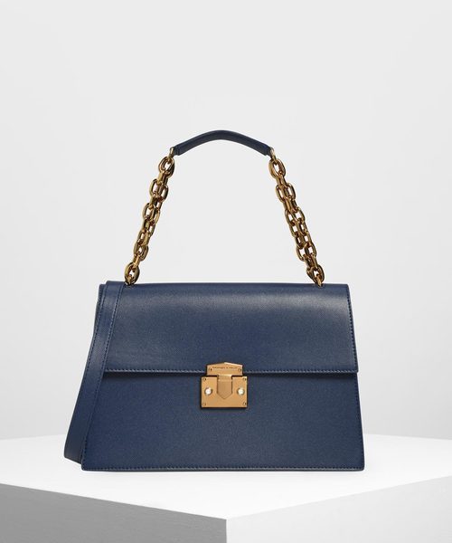 CHARLES & KEITH(チャールズ & キース)の「チェーンストラップ ショルダーバッグ / Chain Strap Shoulder Bag(ショルダーバッグ・レディース・クリアレッド/ダークブルー/ブラック・M)」の2枚目の写真