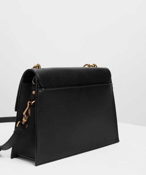 CHARLES & KEITH(チャールズ & キース)の「チェーンストラップ ショルダーバッグ / Chain Strap Shoulder Bag(ショルダーバッグ・レディース・クリアレッド/ダークブルー/ブラック・M)」の6枚目の写真