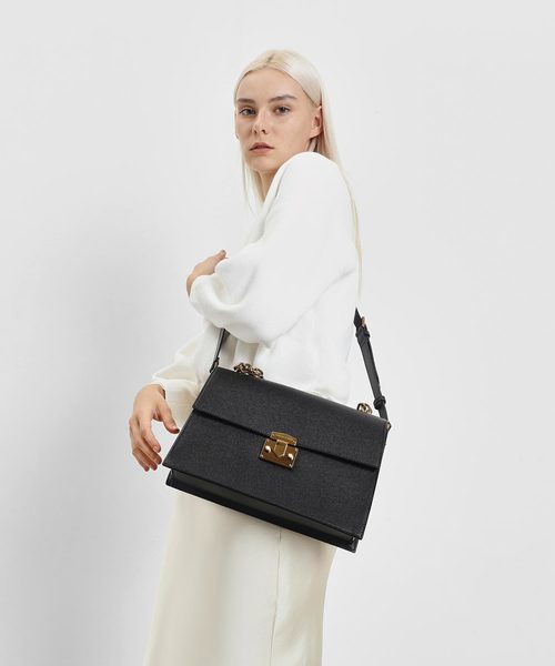 CHARLES & KEITH(チャールズ & キース)の「チェーンストラップ ショルダーバッグ / Chain Strap Shoulder Bag(ショルダーバッグ・レディース・クリアレッド/ダークブルー/ブラック・M)」の8枚目の写真