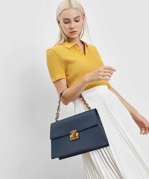 CHARLES & KEITH(チャールズ & キース)の「チェーンストラップ ショルダーバッグ / Chain Strap Shoulder Bag(ショルダーバッグ・レディース・クリアレッド/ダークブルー/ブラック・M)」の9枚目の写真