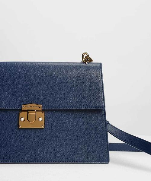 CHARLES & KEITH(チャールズ & キース)の「チェーンストラップ ショルダーバッグ / Chain Strap Shoulder Bag(ショルダーバッグ・レディース・クリアレッド/ダークブルー/ブラック・M)」の10枚目の写真
