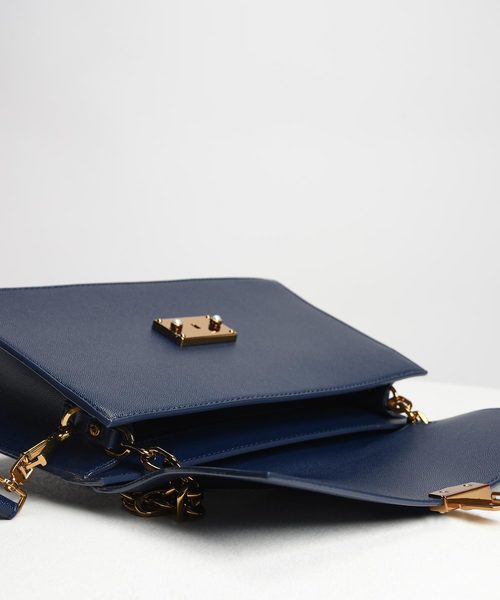 CHARLES & KEITH(チャールズ & キース)の「チェーンストラップ ショルダーバッグ / Chain Strap Shoulder Bag(ショルダーバッグ・レディース・クリアレッド/ダークブルー/ブラック・M)」の12枚目の写真