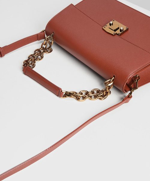 CHARLES & KEITH(チャールズ & キース)の「チェーンストラップ ショルダーバッグ / Chain Strap Shoulder Bag(ショルダーバッグ・レディース・クリアレッド/ダークブルー/ブラック・M)」の15枚目の写真