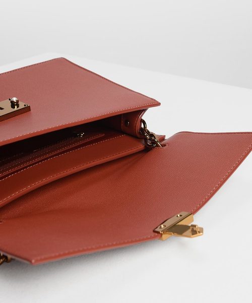 CHARLES & KEITH(チャールズ & キース)の「チェーンストラップ ショルダーバッグ / Chain Strap Shoulder Bag(ショルダーバッグ・レディース・クリアレッド/ダークブルー/ブラック・M)」の17枚目の写真
