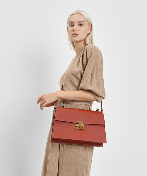 CHARLES & KEITH(チャールズ & キース)の「チェーンストラップ ショルダーバッグ / Chain Strap Shoulder Bag(ショルダーバッグ・レディース・クリアレッド/ダークブルー/ブラック・M)」の18枚目の写真
