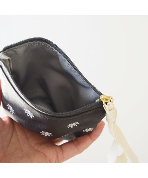 Actually（アクチュアリー）の「プチエンブロイダリー ティッシュポーチ（ポーチ・レディース・グレー/チャコールグレー/ネイビー/グレイッシュベージュ・フリー）」の19枚目の写真