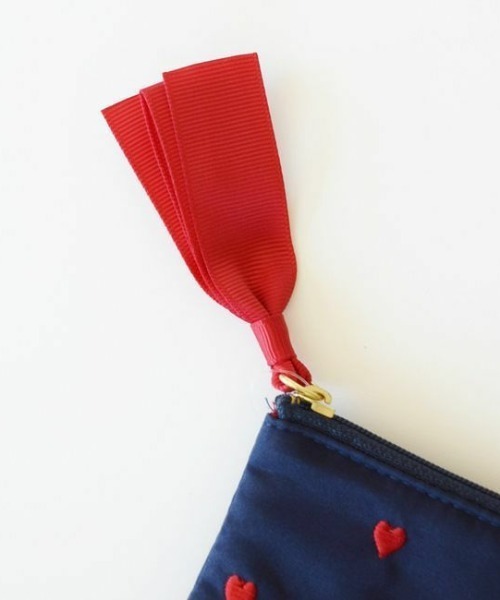 Actually（アクチュアリー）の「プチエンブロイダリー ティッシュポーチ（ポーチ・レディース・グレー/チャコールグレー/ネイビー/グレイッシュベージュ・フリー）」の7枚目の写真