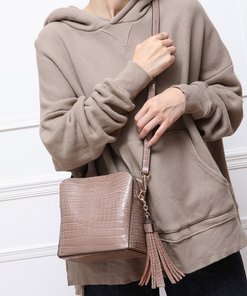 Ungrid（アングリッド）の「【Ungrid/アングリッド】シャイニースモールクロコビッグタッセルショルダーバッグ（ショルダーバッグ・レディース・ブラック/キャメル/ライトグレー/ベージュ系その他/ワイン/ラベンダー/ダークグレー/カーキ/ダークブラウン/ターコイズブルー・FREE）」の6枚目の写真