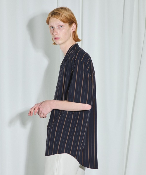 UNITED TOKYO（ユナイテッドトウキョウ）の「ストライプVネックショートスリーブシャツ（シャツ/ブラウス・メンズ・ブラック/オフホワイト/サックスブルー・1/2/3）」の7枚目の写真