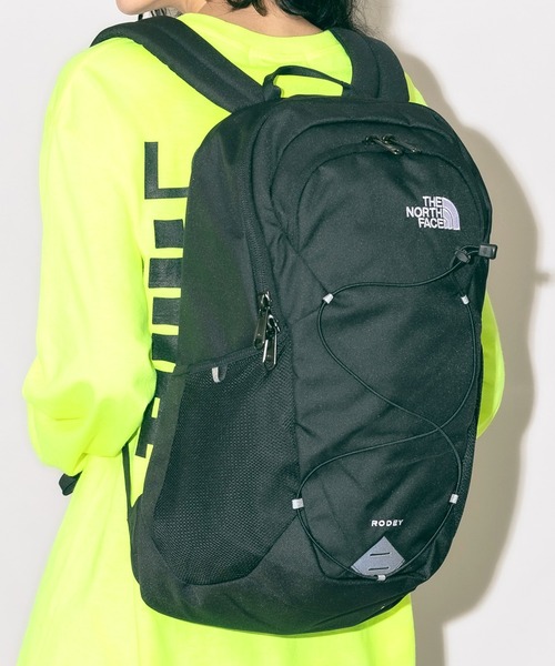 THE NORTH FACE(ザノースフェイス)の「THE NORTH FACE/ザ・ノースフェイス Rodey リュックサック バックパック リュック(バックパック/リュック・メンズ・ブラック/カーキ・ONE SIZE)」の2枚目の写真