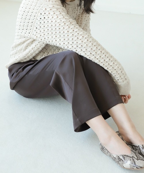 LAKOLE（ラコレ）の「ストレッチサテンピンタックパンツ / 218826（その他パンツ・レディース・ブラック/ライトグリーン/モカ/ナチュラル/イエローゴールド・SMALL/MEDIUM）」の3枚目の写真