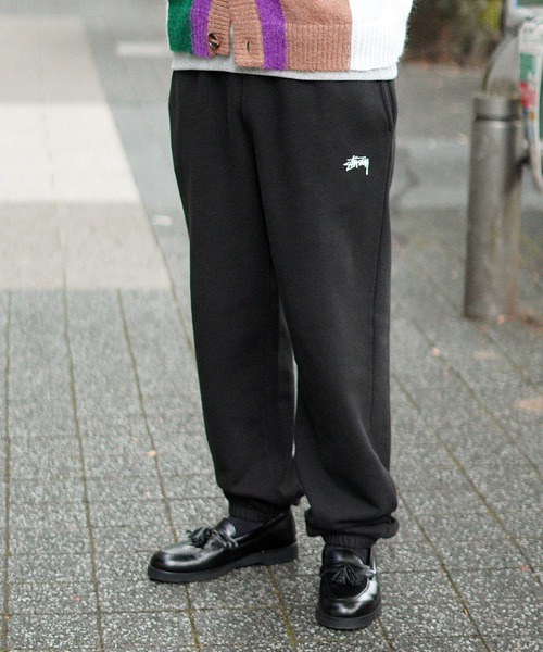 STUSSY(ステューシー)の「【STUSSY / ステューシー】STOCK LOGO PANT(スウェットパンツ・メンズ・チャコールグレー/ブラック/ブルー系その他・SMALL/MEDIUM)」の2枚目の写真