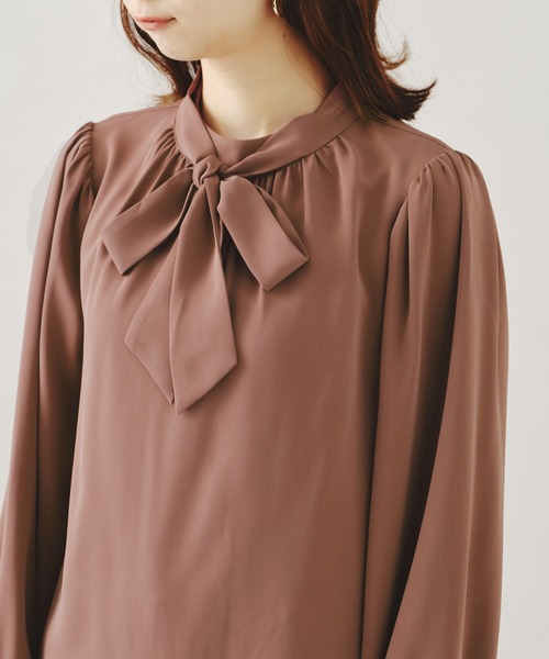 acro（アクロ）の「セミマットボウタイブラウス/AC1190（シャツ/ブラウス・レディース・アイボリー/ピンク/ワイン/グリーン/ブルー/ブラック×ホワイト/ブラック/ベージュ/グレー/オフホワイト/ネイビー・ﾌﾘ-）」の16枚目の写真