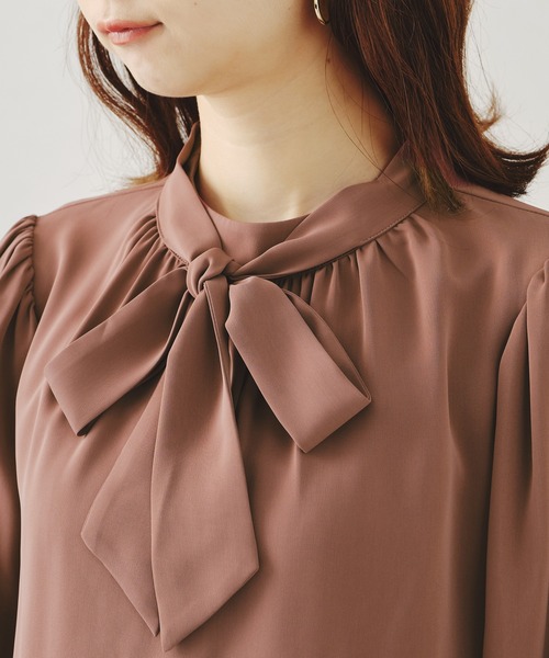 acro（アクロ）の「セミマットボウタイブラウス/AC1190（シャツ/ブラウス・レディース・アイボリー/ピンク/ワイン/グリーン/ブルー/ブラック×ホワイト/ブラック/ベージュ/グレー/オフホワイト/ネイビー・ﾌﾘ-）」の17枚目の写真