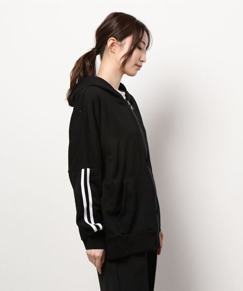 Coo+i(クーイ)の「オーバーサイズラインパーカー(パーカー・レディース・グレー/ブラック・FREE)」の4枚目の写真