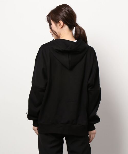 Coo+i(クーイ)の「オーバーサイズラインパーカー(パーカー・レディース・グレー/ブラック・FREE)」の3枚目の写真